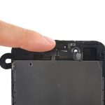 کابل دوربین سلفی آیفون 7 پلاس تعمیری را مثل عکس با انگشت خود به سمت لبه زیرین گوشی خم کنید تا بتوانید به متعلقات زیر این کابل دسترسی داشته باشید.