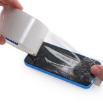 قبل از اینکه پروسه تعویض اسپیکر آیفون 5 سی (iPhone 5C) را شروع کنید با دقت ال سی دی آیفون تعمیری را بررسی نمایید و اگر شکستگی یا ترکی روی آن وجود دارد با چند لایه چسب نواری پهن روی ال سی دی گوشی را بپوشانید.