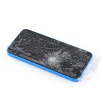 پیش از شروع پروسه تعویض برد آیفون 5 سی (iPhone 5C) حتما ال سی دی گوشی را بررسی کنید و اگر ترک یا شکستگی روی آن رویت شد، روی آن را با چند لایه چسب نواری پهن بپوشانید.
