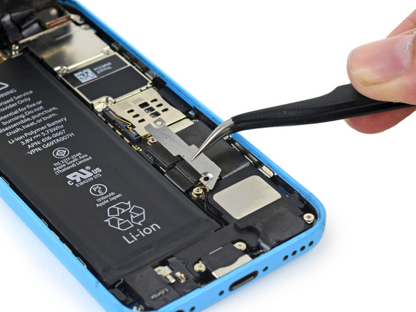 براکت کانکتور باتری آیفون 5 سی (iPhone 5c) تعمیری را با پنس از قاب پشت گوشی جدا کنید.