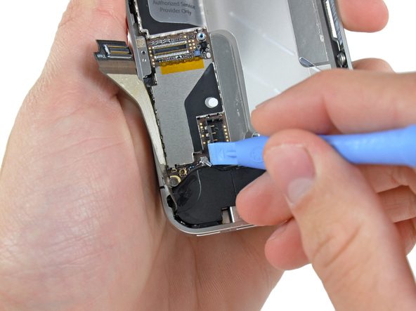 کانکتور سیم آنتن آیفون 4 اپل را به آرامی با نوک اسپاتول از روی برد گوشی آزاد کنید.