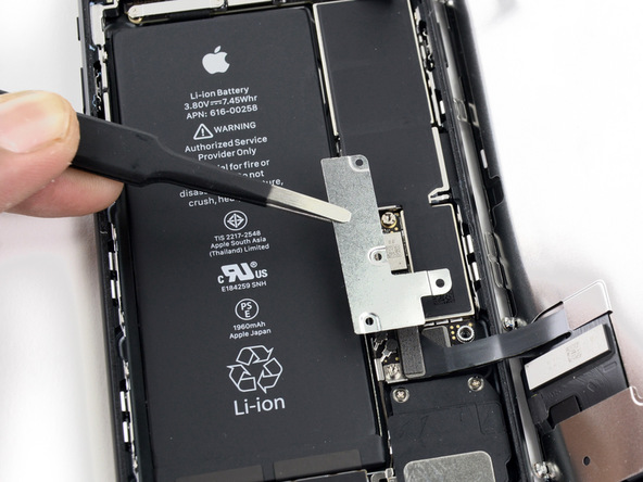 براکت یا محافظ کانکتور های باتری و صفحه نمایش آیفون 7 را از جای خود بردارید.