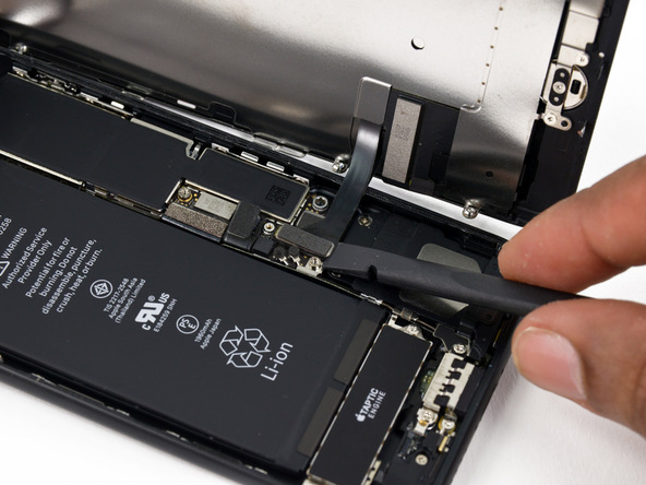 اولین کانکتور LCD را از روی برد آیفون 7 تعمیری جدای کنید.