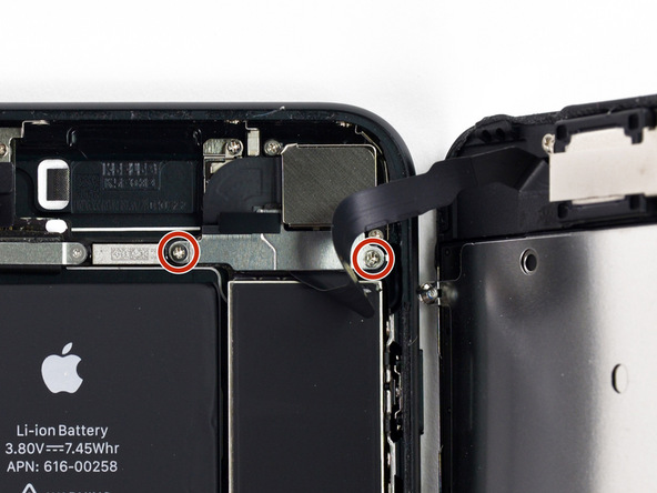 دو پیچ 1.3 میلیمتری که در عکس نمایش داده شده و نگهدارنده براکت بخش سنسورهای آیفون 7 هستند را باز کنید.
