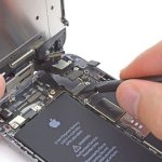 کانکتور LCD آیفون 6 تعمیری را از روی برد گوشی جدا نمایید.