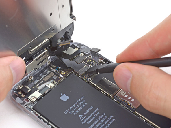 کانکتور LCD آیفون 6 تعمیری را از روی برد گوشی جدا نمایید.