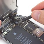 کانکتور صفحه نمایش آیفون 6 تعمیری را از روی برد گوشی جدا نمایید.