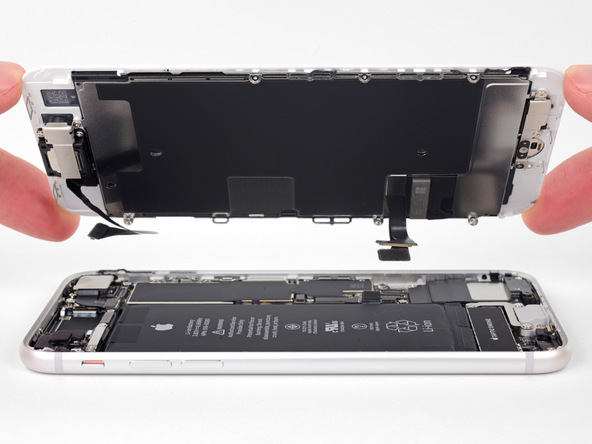 می‌توانید صفحه نمایش یا همان ال سی دی آیفون 8 تعمیری را کاملا از بدنه گوشی جدا کنید.