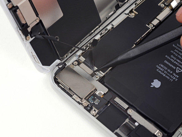 با نوک اسپاتول خیلی آَرام کانکتور سنسورهای جلوی آیفون 8+ تعمیری را از روی برد گوشی باز کنید.