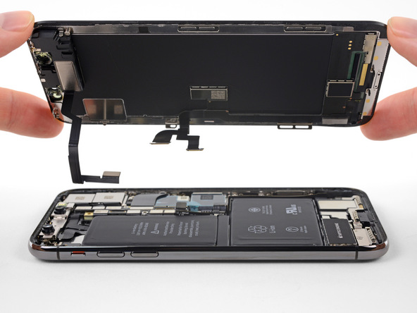صفحه نمایش یا پنل جلوی آیفون ایکس (iPhone X) تعمیری را به آرامی کاملا از بدنه گوشی جدا کنید.