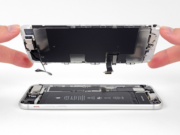 صفحه نمایش آیفون 8 پلاس تعمیری را از درب پشت (بدنه دستگاه) جدا کنید.