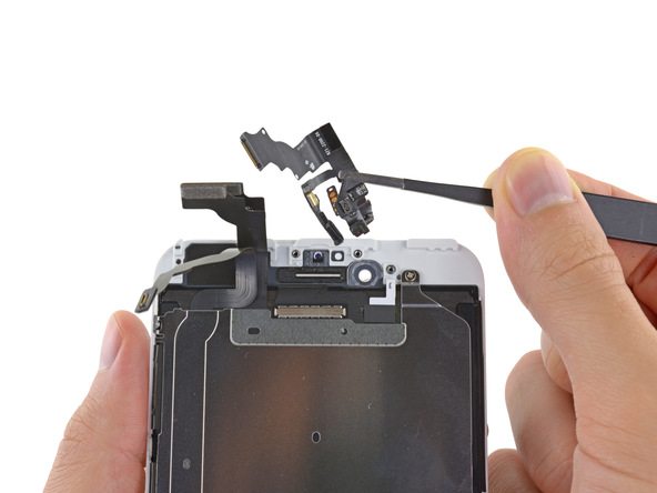 کابل و لنز دوربین سلفی آیفون 6 پلاس تعمیری را از روی درب پشت گوشی جدا نمایید.