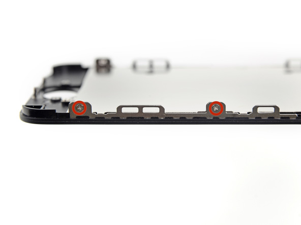 چهار پیچ 1.2 میلیمتری که در دو سمت راست و چپ درب جلوی آیفون 5 سی (iPhone 5C) نصب شده‌ و نگهدارنده پلیت محافظ گوشی هستند را باز کنید.