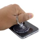 به تدریج نیروی کششی ساکشن کاپ را افزایش دهید تا در لبه زیرین قاب گوشی شکاف کوچکی ایجاد شود.