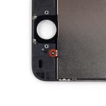 دو پیچ 1.6 میلیمتری که در عکس ها با رنگ قرمز و نارنجی مشخص شده‌اند را از بخش فوقانی و زیرین درب جلوی آیفون 5 سی (iPhone 5C) تعمیری باز کنید.