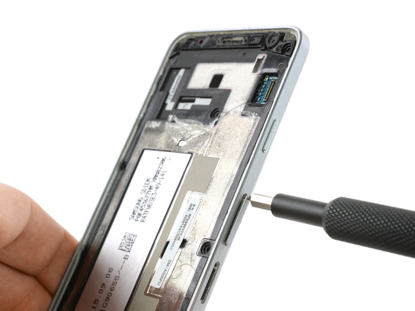 خشاب سیم کارت و حافظه SD گلکسی A3 2015 تعمیری را از لبه قاب آن جدا کنید.