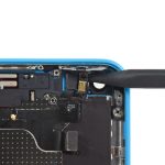نکته: آیفون 5C اپل به شیوه‌ای طراحی شده که براکت دکمه پاور، ولوم، سایلنت و چراغ فلش گوشی و همچنین میکروفون های آن همگی در قابل یک مجموعه به هم متصل هستند. بنابراین در حین آزاد کردن سیم دکمه پاور دقت کنید که به سایر بخش های مجموعه مذکور آسیبی وارد نشود.
