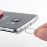سوزن باز کننده خشاب سیم کارت گلکسی S6 Edge را در مجرای باریکی فرو کنید که روی لبه فوقانی قاب این گوشی موجود است.