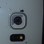 اگر شیشه روی لنز دوربین اصلی گلکسی S6 Edge کاملا شکسته باید خرده شیشه های روی آن را با دقت از آن جدا کنید و مراقب باشید که این خرده شیشه ها به لنز دوربین اصلی گوشی آسیب نزنند و خط و خشی روی آن ایجاد نکنند. اما اگر شیشه مورد نظر فقط ترک دارد، باید سعی کنید آن را خیلی آرام شکسته و مثل حالت قبل کاملا از روی لنز دوربین اصلی گوشی جدا نمایید.