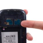 با نوک اسپاتول یا انگشت خود لبه رم میکرو اس دی (Micro SD) گوشی را به سمت داخل هول دهید تا آزاد شود.