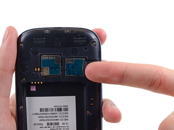 با نوک اسپاتول یا انگشت خود لبه رم میکرو اس دی (Micro SD) گوشی را به سمت داخل هول دهید تا آزاد شود.