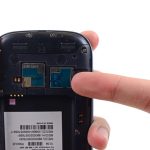 لبه حافظه میکرو اس دی (Micro SD) گوشی را مثل سیم کارت به سمت داخل فشار دهید تا آزاد شود.