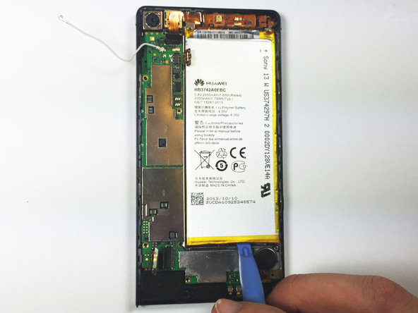 لبه زیرین باتری هوآوی اسند پی 6 (Ascend P6) را با نوک اسپاتول یا قاب باز کن پلاستیکی از روی قاب گوشی بلند کنید.
