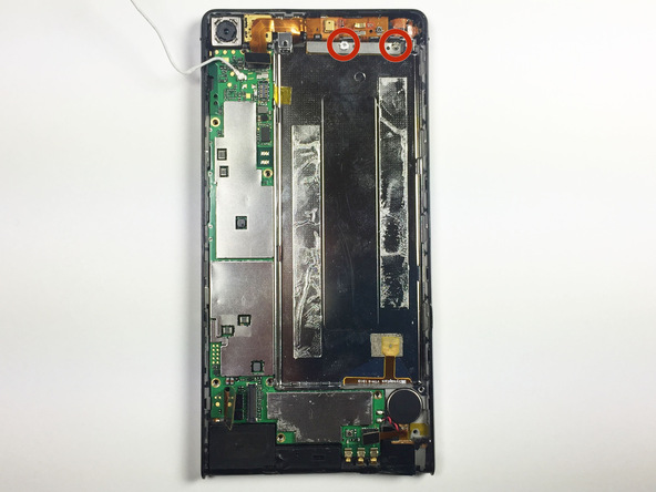 دو پیچ نگهدارنده براکت سوکت شارژ هوآوی اسند پی 6 (Huawei Ascend P6) که در عکس با رنگ قرمز مشخص شده‌اند را از لبه فوقانی باتری دستگاه باز کنید.