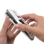 به آرامی فریم میانی گلکسی نوت تعمیری را با دست گرفته و از روی بدنه گوشی جدا کنید. برای انجام این کار گوشی را مثل عکس اول در دستتان بگیرید.