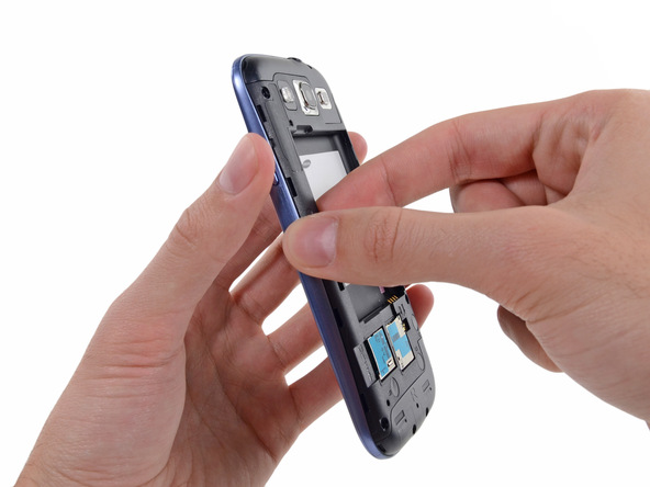 به آرامی گوشه‌ای از فریم میانی Galaxy S3 تعمیری را با نوک قاب باز کن از روی بدنه گوشی بلند کنید.