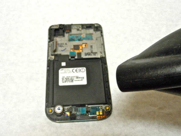 با آی‌اوپنر (iOpener)، هیتر یا سشوار برای مدت زمان 1 دقیقه به لبه های ال سی دی (نمایشگر) گوشی Galaxy S Vibrant تعمیری گرما وارد کنید.