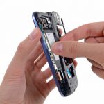 با انگشت فریم میانی را گرفته و کاملا از روی بدنه Galaxy S3 تعمیری جدا نمایید.