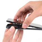 گلکسی نوت 2 تعمیری را به گونه‌ای در دستتان بگیرید یا روی میز کارتان قرار دهید که فریم میانی گوشی رو به سمت پایین قرار دارد و صفحه نمایش آن رو به بالا قرار گیرد.
