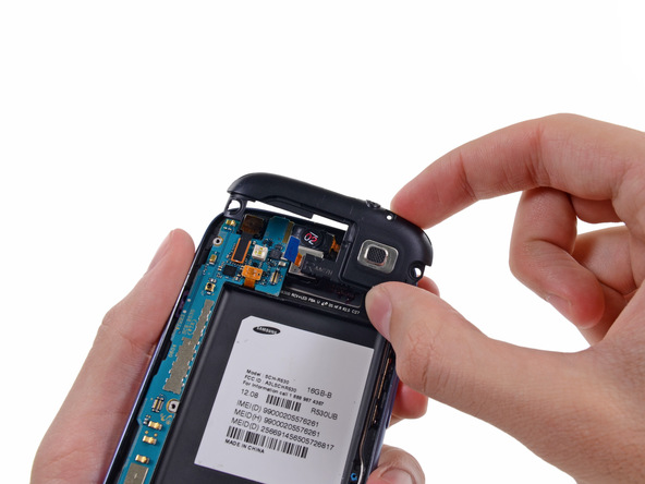 محفظه اسپیکر Galaxy S3 تعمیری را با انگشت گرفته و از روی بدنه گوشی جدا کنید.