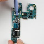کانکتور مجموعه سیم کارت گلکسی اس 5 مینی تعمیری را از روی برد گوشی باز کنید.