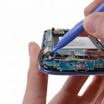 کانکتور ال سی دی Galaxy S3 تعمیری را از لبه مادربرد باز کنید.