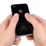 آیفون 4 اپل را به گونه‌ای در دستتان بگیرید که بتوانید درب پشت آن را به صورت کشویی از پایین به بالا هول دهید و بدنه گوشی را ثابت نگه دارید.