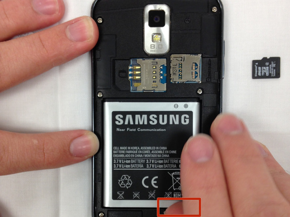 گوشی Galaxy S2 T989 تعمیری را روی میز کارتان قرار دهید و با ناخن یا نوک اسپاتول لبه زیرین باتری را از روی بدنه گوشی بلند کنید.