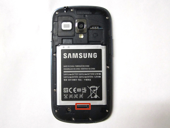 نوک قاب باز کن پلاستیکی را در بخش زیرین باتری Galaxy S3 Mini تعمیری فرو برده و باتری را از روی بدنه گوشی بلند کنید.