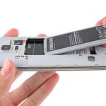 لبه زیرین باتری Galaxy S5 را با انگشت از روی بدنه گوشی بلند و باتری را کاملا از آن خارج نمایید.