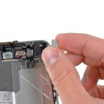 براکت روی لنز دوربین سلفی آیفون 4 تعمیری را با اسپاتول سر صاف یا قاب باز کن از روی آن بردارید.