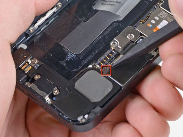 کانکتور سیم آنتن زیرین آیفون 5 تعمیری که دقیقا در بخش فوقانی اسپیکر گوشی قرار دارد را باز کنید.