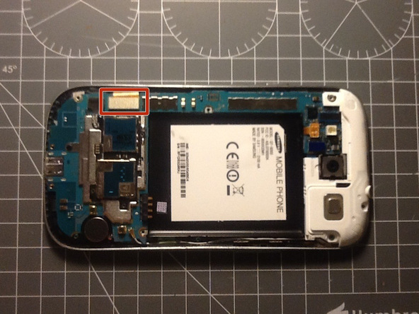 اگر پیش از این مادربرد Galaxy S3 تعمیری را از بدنه گوشی جدا نکرده‌اید، در این مرحله کانکتور ال سی دی را از گوشه آن آزاد کنید.