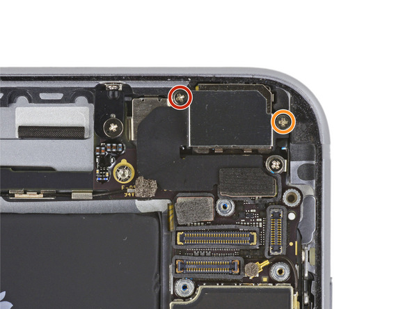 پیچ 2.4 میلیمتری نگهدارنده براکت دوربین اصلی آیفون 6 اس پلاس تعمیری را باز کنید. این پیچ در عکس با رنگ نارنجی نمایش داده شده است.