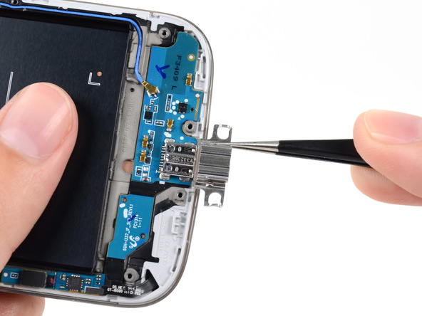 براکت روی سوکت شارژ Galaxy S4 تعمیری را با پنس گرفته و از روی آن جدا نمایید.