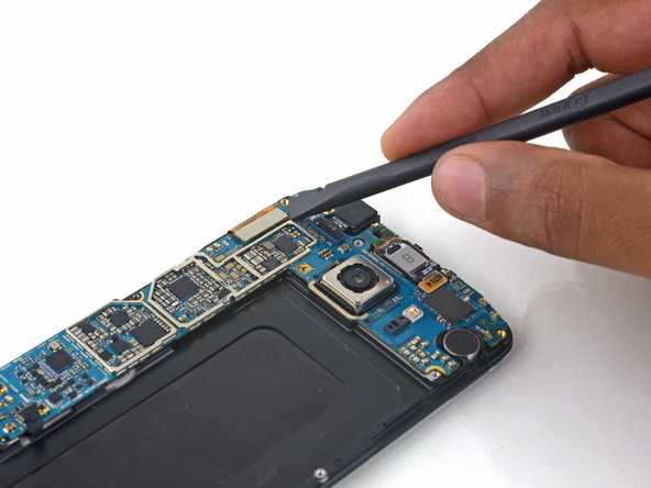کانکتور صفحه نمایش گلکسی اس 6 تعمیری را از روی برد گوشی باز کنید.