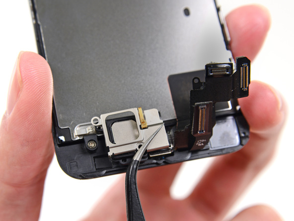 براکت اسپیکر مکالمه آیفون 5S تعمیری را از روی درب پشت گوشی جدا کنید.