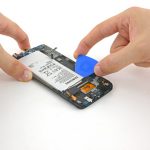 نوک پیک یا قاب باز کن کارتی را به آرامی در زیر باتری Galaxy S6 Edge تعمیری فرو برده و سعی کنید آن را از روی بدنه گوشی بلند نمایید.