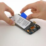 باتری گلکسی S6 Edge تعمیری را از بدنه گوشی جدا نمایید.