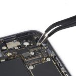 براکت NFC آیفون 6 اس پلاس تعمیری را از قاب پشت گوشی جدا کنید.